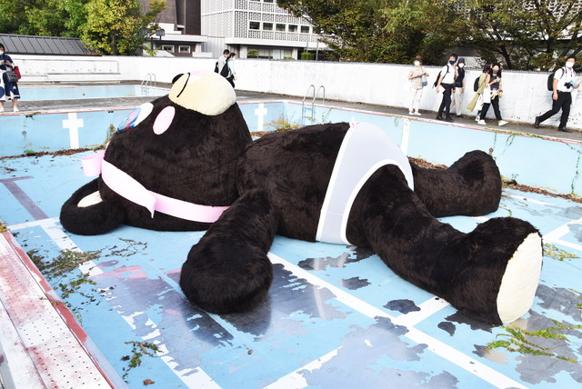 プレシャス・オコヨモン《太陽が私に気づくまで私の小さな尻尾に触れている(Touching My Lil Tail Till the Sun Notice Me)》