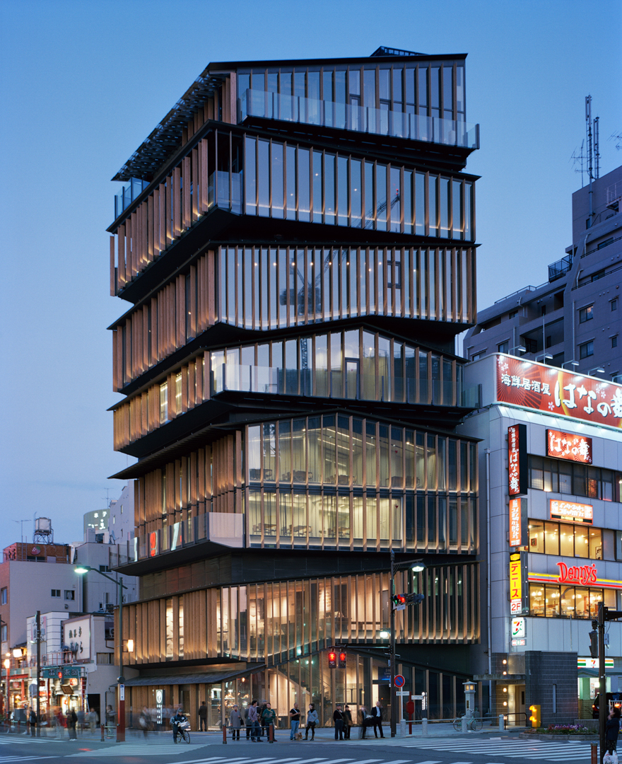 浅草文化観光センター 写真:山岸 剛 7つの木造建築を積み重ねたような建物。22時までお酒も飲めて世界一人が来る観光センター。