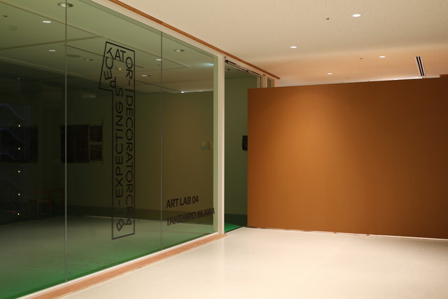 《デコレータークラブ —0人もしくは1人以上の観客に向けて》2021年|木材、バッグ、塗料|サイズ可変|千葉市美術館の「つくりかけラボ04」の展示風景(2021)|撮影: 飯川雄大
